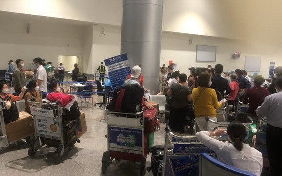 因 Vietjet所安排的隔離酒店收費過高，導致上百名乘客滯留在機場。（圖源：秋莊）