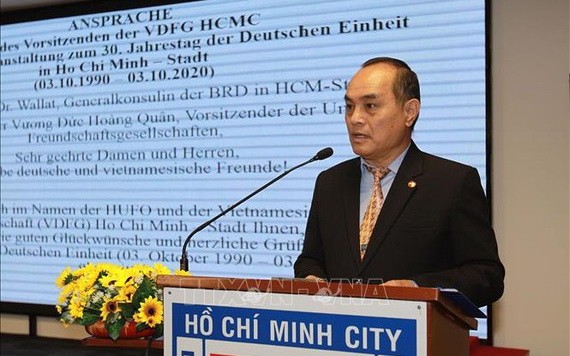 駐本市越-德友好協會主席阮英俊在聚會上發言。（圖源：越通社）