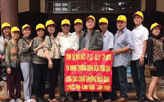 培德精舍代表團遠赴中部寧順、達樂等省，為當地貧民賑濟。