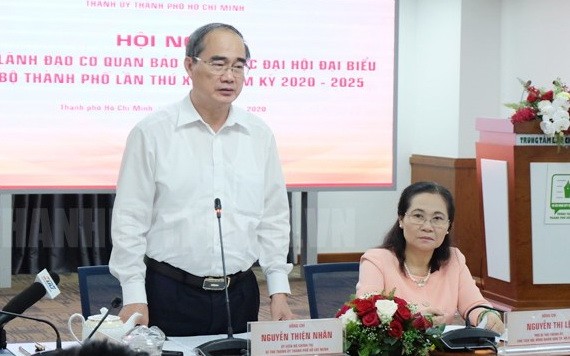 市委書記阮善仁（左）會上致詞。（圖源：市黨部新聞網）