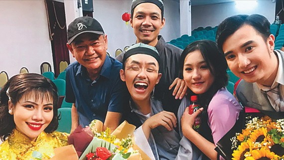 導演、人民藝人越英（左二）以及參演《雷雨》的紅雲戲劇舞台年輕演員。