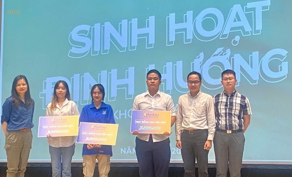 仁華國際華語學校與中國駐本市總領事館代表向大學生頒發助學金。