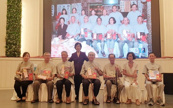 市祖國陣線委員會副主席、市各少數民族文學藝術協會主席劉金華向70高齡資深書法家, 歷屆執委成員贈送禮物祝賀。