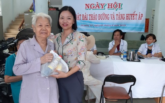 華人婦女周雪蓉 家庭事業兼顧