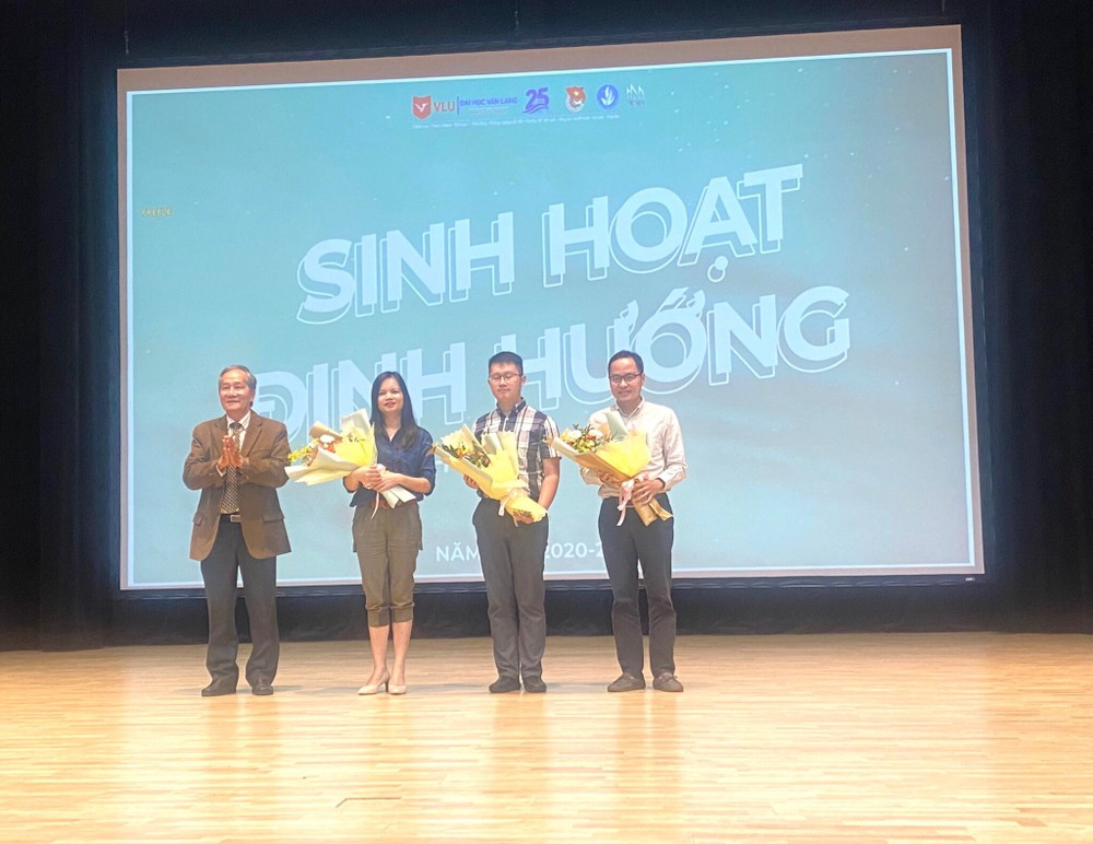 文朗大學外語系舉辦新生見面會 ảnh 1