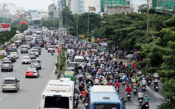 數千輛交通工具從西貢橋至杭青四岔路口大排長龍。（圖源：黎潘）