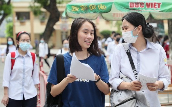 參加高中畢業考試學生。（圖源：潘草）