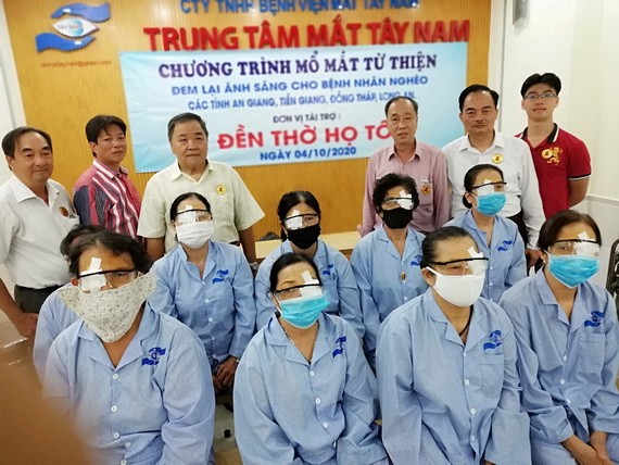 蘇氏宗祠代表團與完成切除白內障手術人士合照。