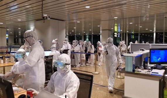 圖為河內市疾控中心駐內牌機場疾控隊伍人員。（圖源：VTV）
