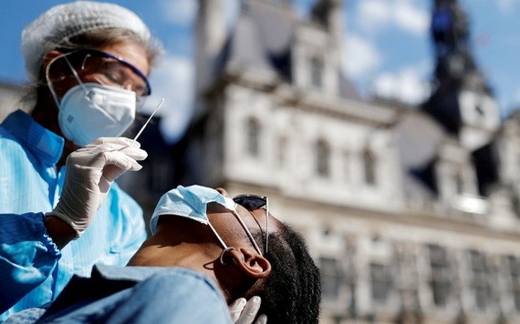 巴黎有醫護人員為民眾取樣本做病毒檢測。（圖源：路透社）