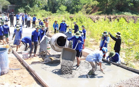 本市志願大學生協助農民修路。
