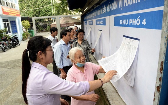 第三郡第六、七、八坊的選民在了解三坊合併方案。（圖源：自忠）