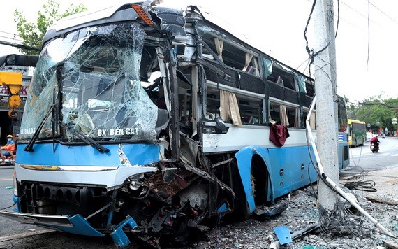 事故現場的客車頭部面目全非，車身左面的擋風玻璃破碎。（圖源：懷清）