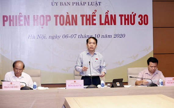 國會法律委員會主任黃青松（中）主持會議。（圖源：尹晉）