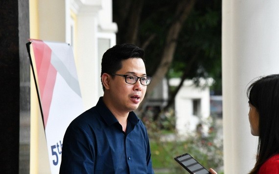 陳成南副教授、博士正在接受記者的訪問。 