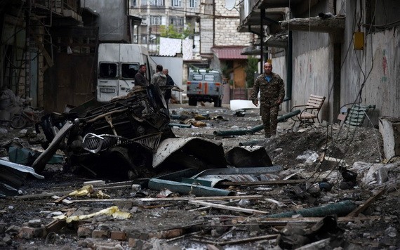 10月4日，納卡地區首府斯捷潘納克特遭到襲擊後場景。 （圖源：路透社）