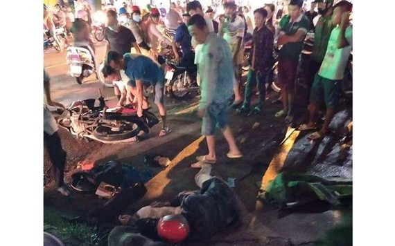 疑因偷狗的阿 D被民眾圍毆倒地不省人事。（圖源：CTV）