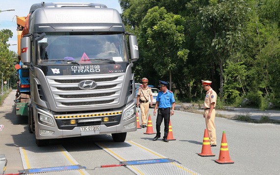 交通警察檢查卡車載貨重量。（圖源：如瓊）