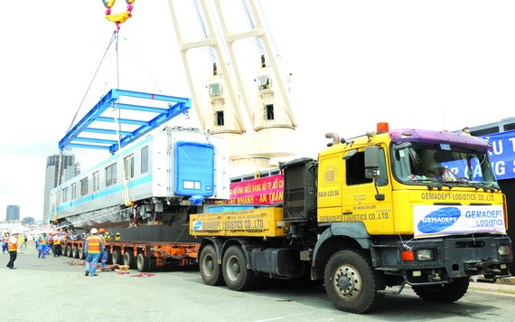 地鐵車廂被吊上專用車準備運回第九郡隆平站。（圖源：互聯網）