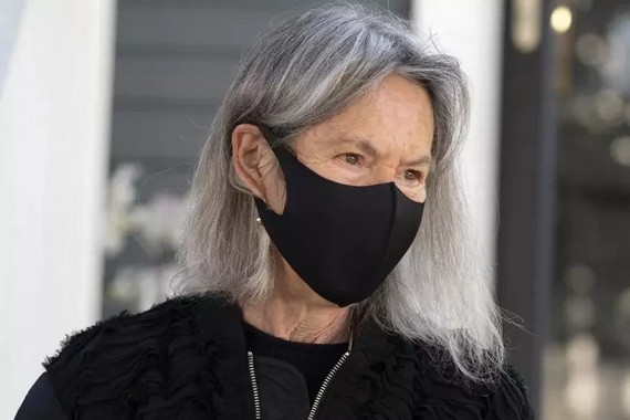 美國詩人格盧克獲頒2020年諾貝爾文學獎。圖為格盧克在家門口對媒體發表感言。（圖源：AP）