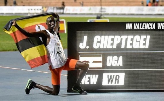 切普特蓋與計時牌合影。（圖源：AFP）