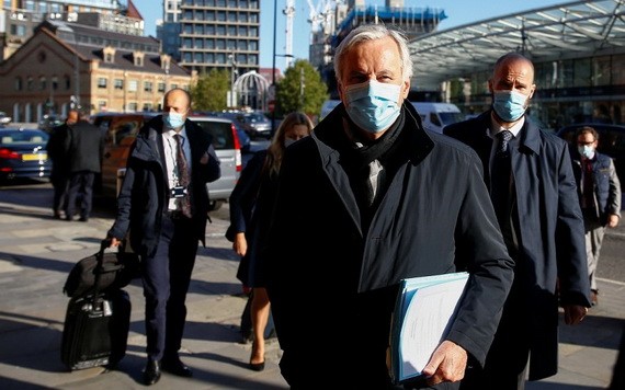 歐盟英國脫歐首席談判代表巴尼耶，在談判結束後離開倫敦。（圖源：路透社）