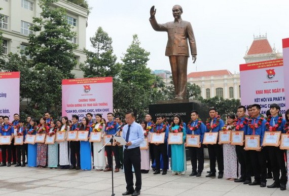 2020年第九次本市“年輕、優秀、親善的幹部、公務員、職工”表彰儀式。（圖源：蔡芳）