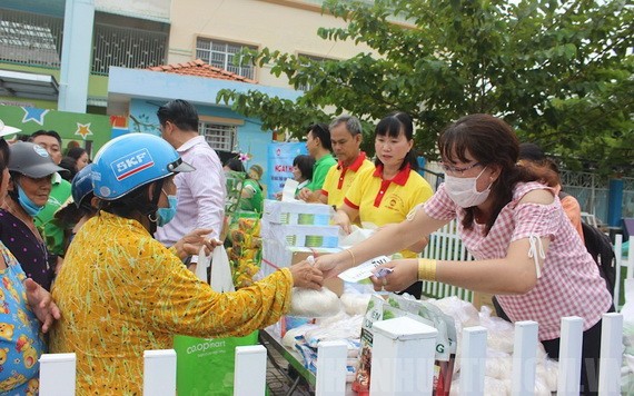 芽皮縣福景鄉居民踴躍參加“用塑料垃圾換取禮物日”。（圖源：玉如）