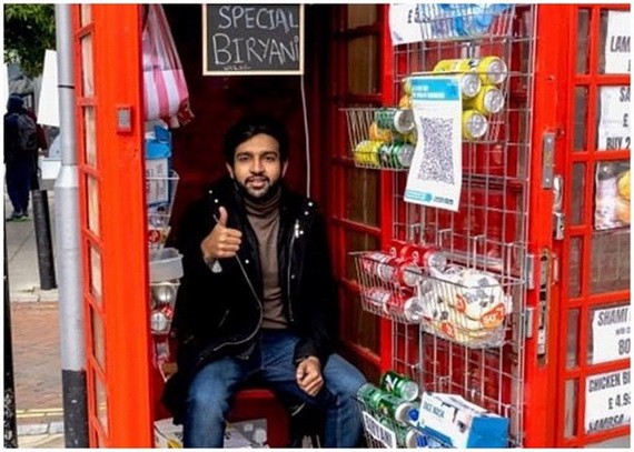 沙菲克租用電話亭創業。（圖源：互聯網）