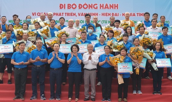 市和郡方領導與各捐助單位、熱心人士合影。