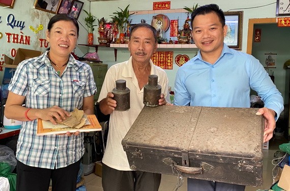 黃森煒夫婦（左一、二）把其先父母的遺物捐贈給陳列室。