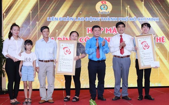 市勞動聯團副主席喬玉宇向模範三代工人家庭贈送字畫。（圖源：明奎）