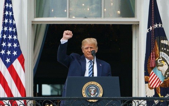 特朗普在白宮向支持者發表講話。（圖源：AFP）