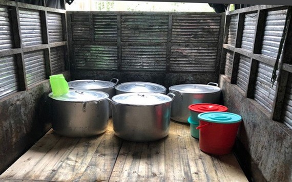 膳食供應單位使用不確保食品安全條件的卡車運送。