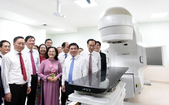 市領導參觀市腫瘤醫院第二分院現代設備。（圖源：TTO）