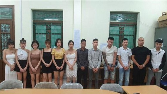被拘留的12名吸毒男女青年。（圖源：維姜）