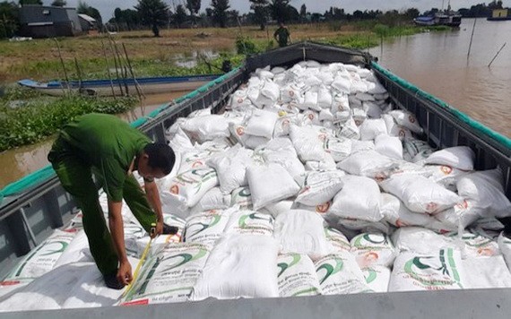 警方在小艇上查獲寫有外文及盛砂糖的2000個白色麻袋。（圖源：進尋）