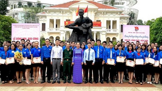 友善年輕幹部公務員在胡伯伯與少兒塑像台前大合照。（圖源：蔡芳）