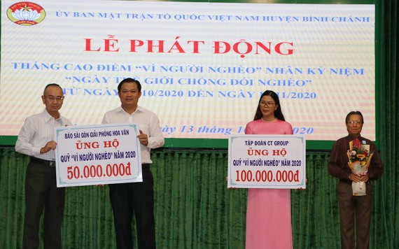 本報編輯部主任范興(左一)代表報社向平政縣“為窮人”基金轉贈善款。