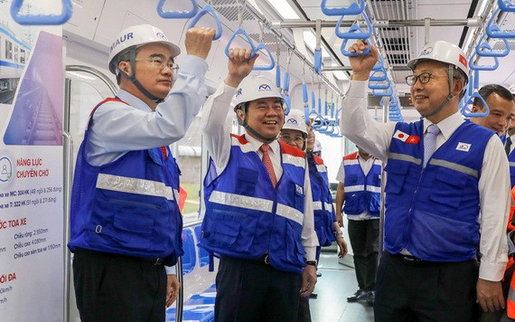 市領導出席接車儀式。（圖源：VNE）