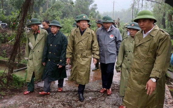 政府副總理鄭廷勇（中）親往饒臻3水力發電廠實地指導救援工作。（圖源：越通社）