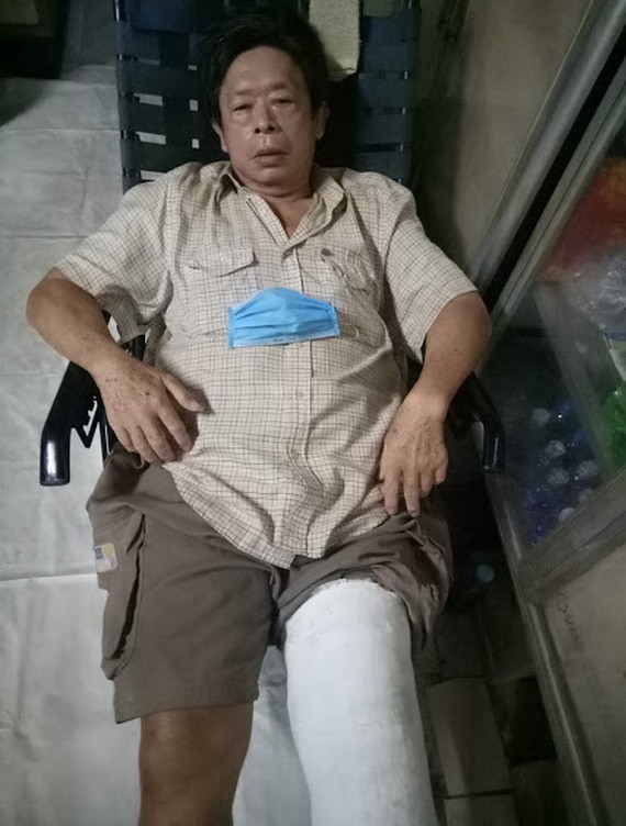 黃林左腳上石膏後不良於行。