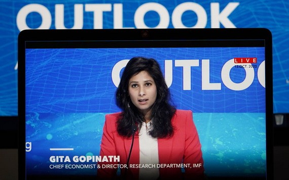 10月13日，在美國首都華盛頓，國際貨幣基金組織首席經濟學家吉塔·戈皮納特出席視頻新聞發佈會。（圖源：新華社）