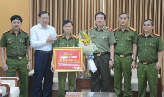 峴港市人委會主席黃德詩向該市公安廳專案小組予以表彰及頒獎。（圖源：VGP）