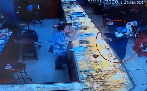 一名戴著口罩的男子走進金舖佯裝購買黃金，趁店員不備時，搶走了價值1億元的金飾。（圖源：監控視頻截圖）