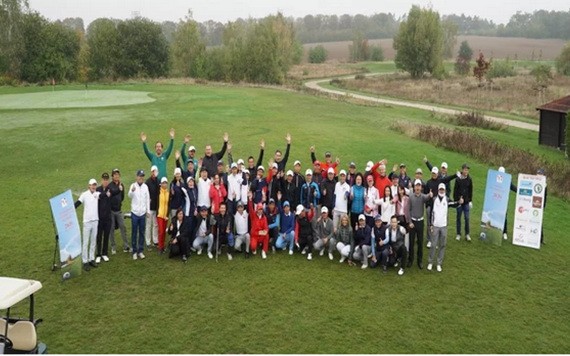 參賽的高爾夫球手合影。