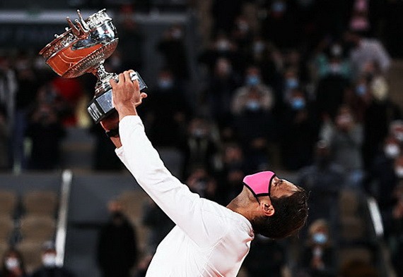 納達爾強勢衛冕，第十三次在法網封王，繼而追平費德勒的大滿貫20冠紀錄。（圖源：互聯網）