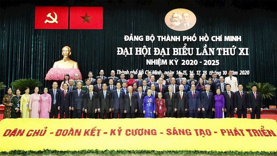 各位領導同志與代表合影。（圖源：市黨部新聞網）