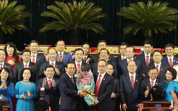 原市委書記阮善仁送花祝賀新市委書記阮文年與市黨部新一屆執委會。（圖源：Chinhphu.vn）