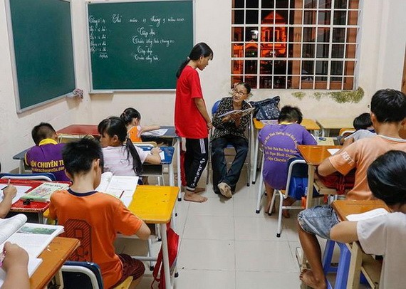 不管是晴天或雨天，三姑的學習班都傳出朗朗的讀書聲。